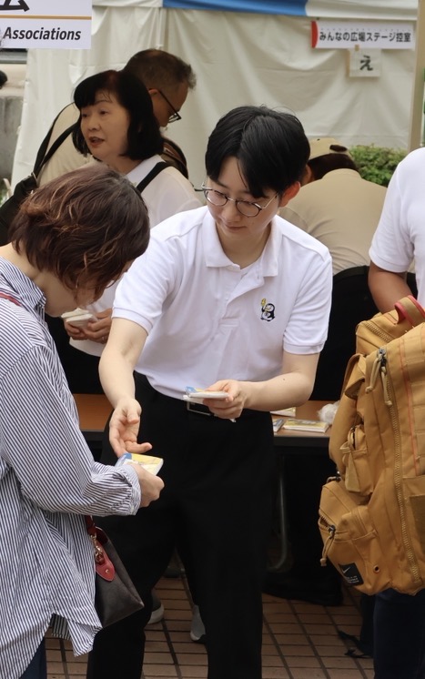地域イベントで活動する写真