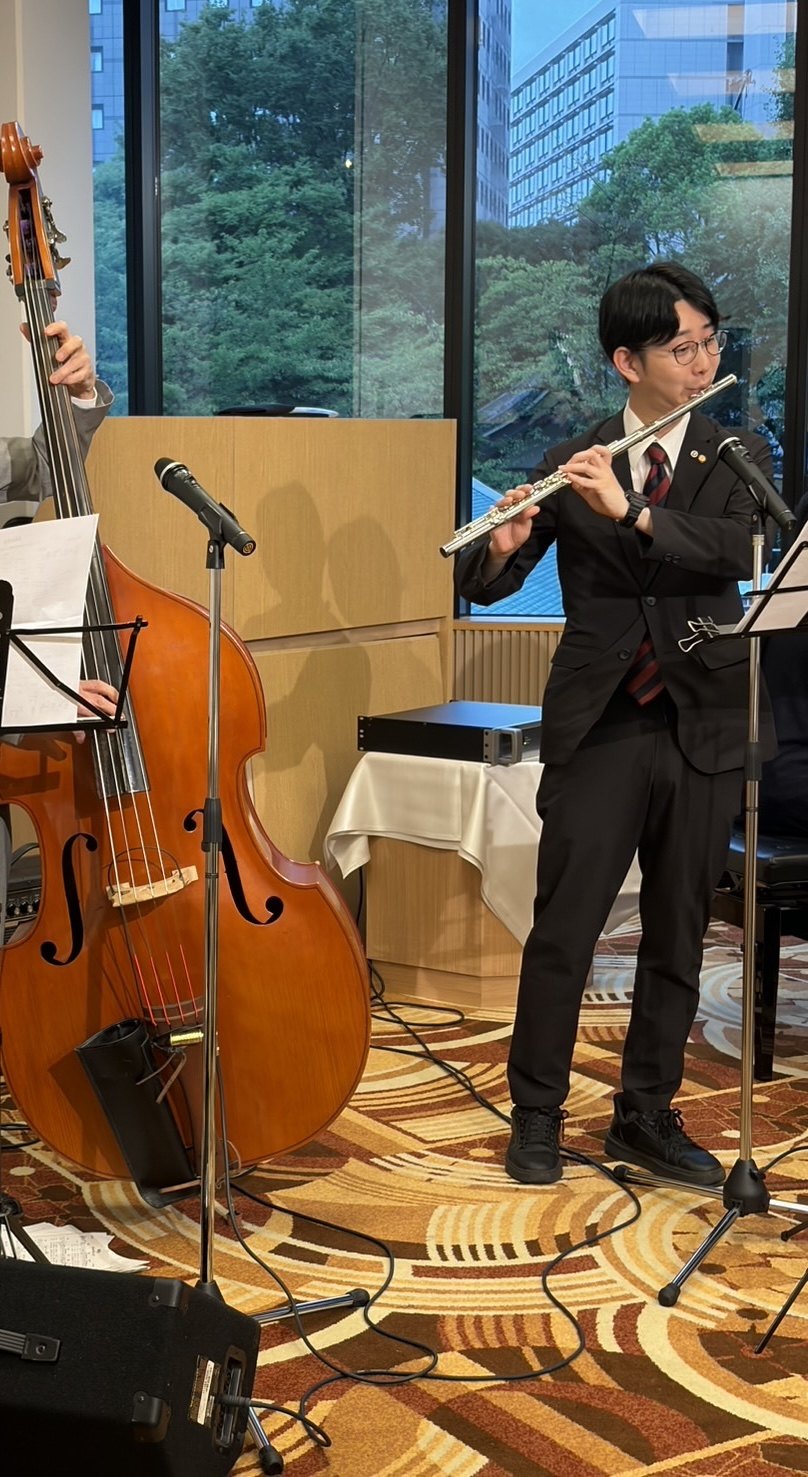 フルートを演奏するにとう泰明