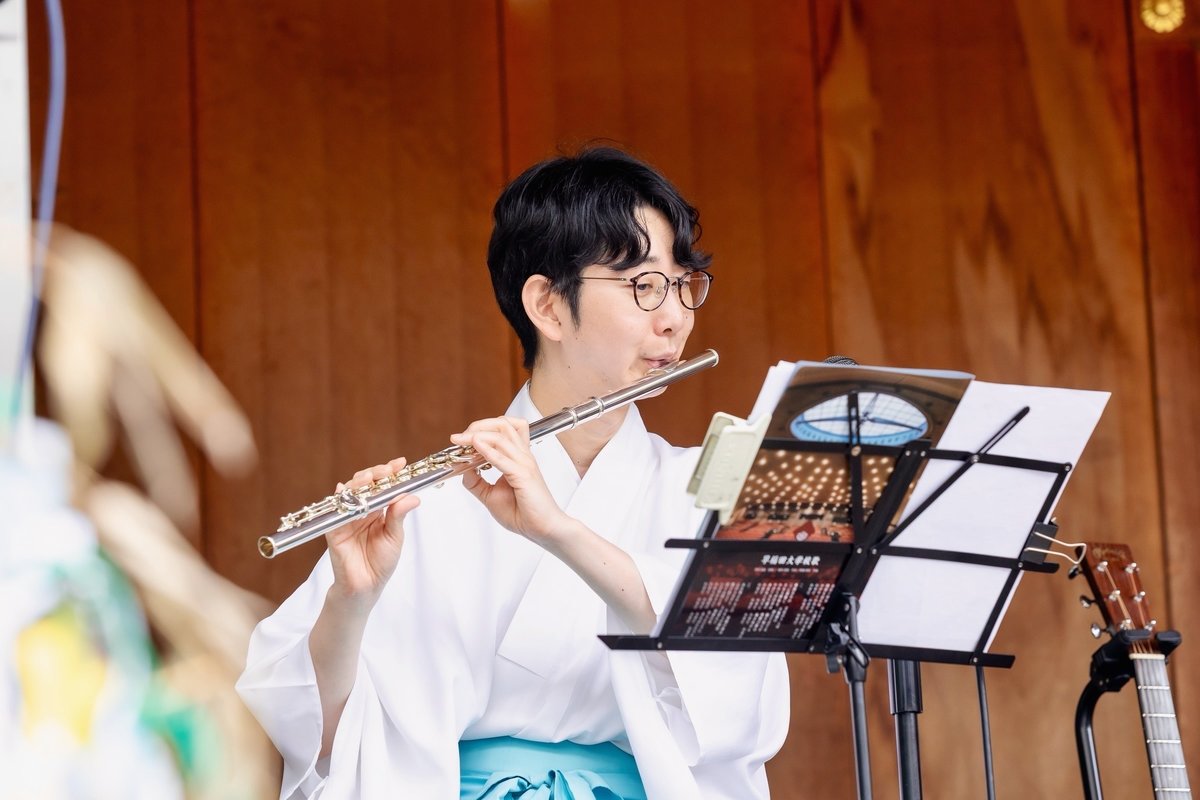 フルートを演奏するにとう泰明