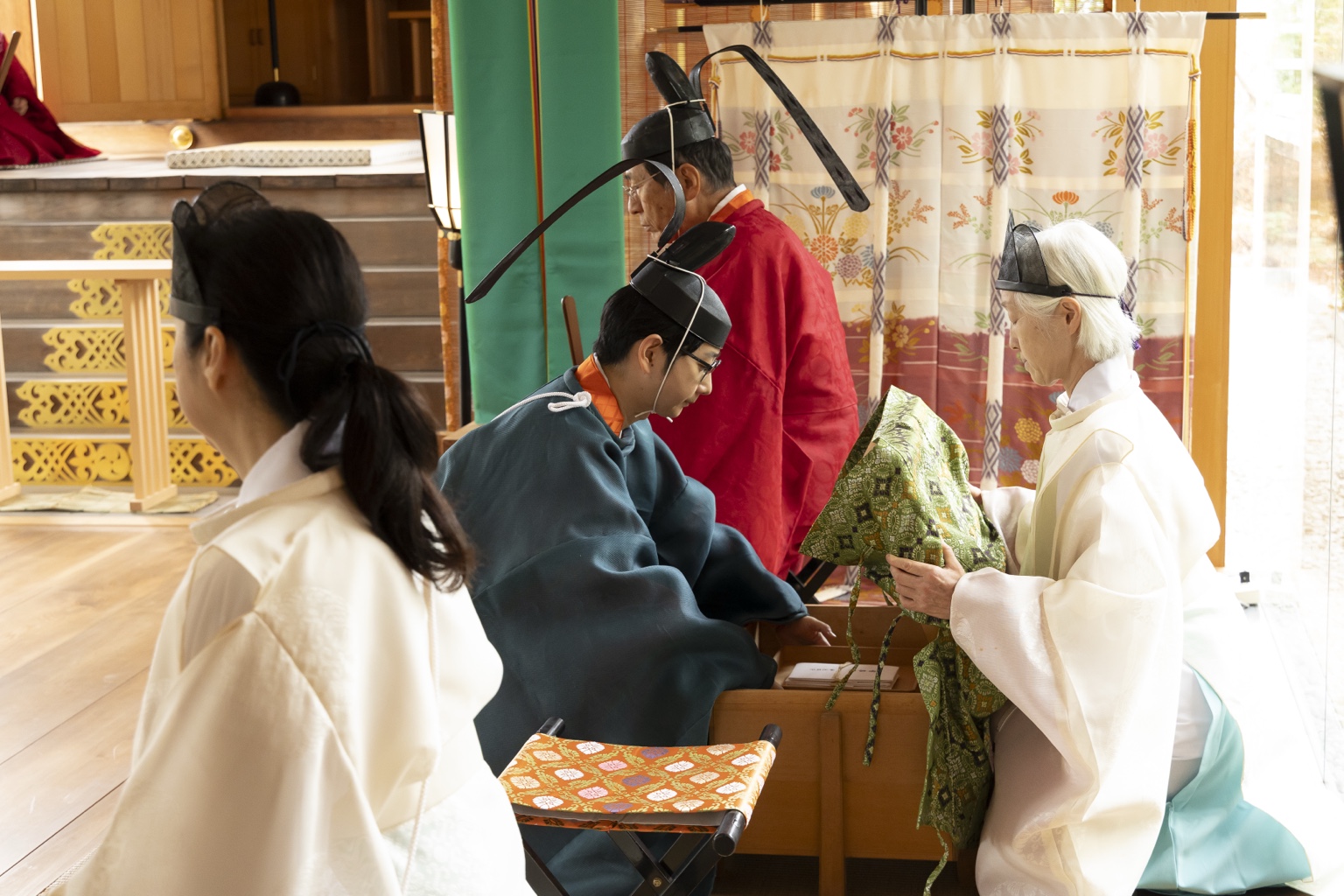 祭典に奉仕するにとう泰明
